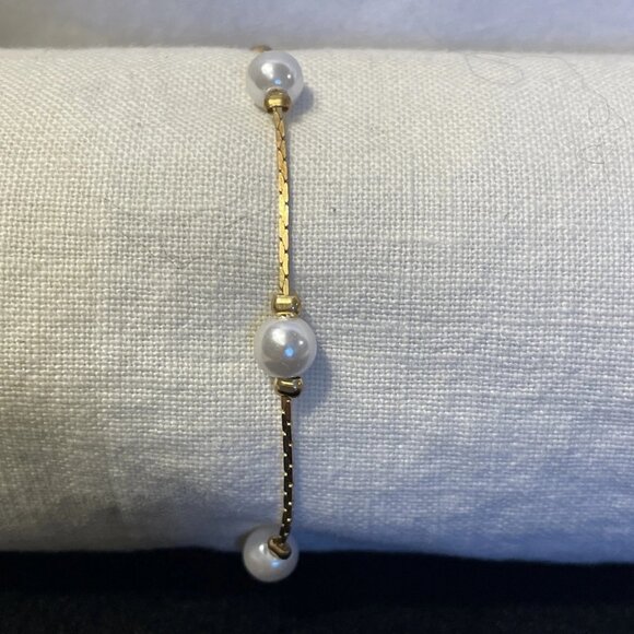 Gold Tone Bracelet with 3 Faux Pearls Elegant 7 inch Lobster Clasp - Picture 7 of 7